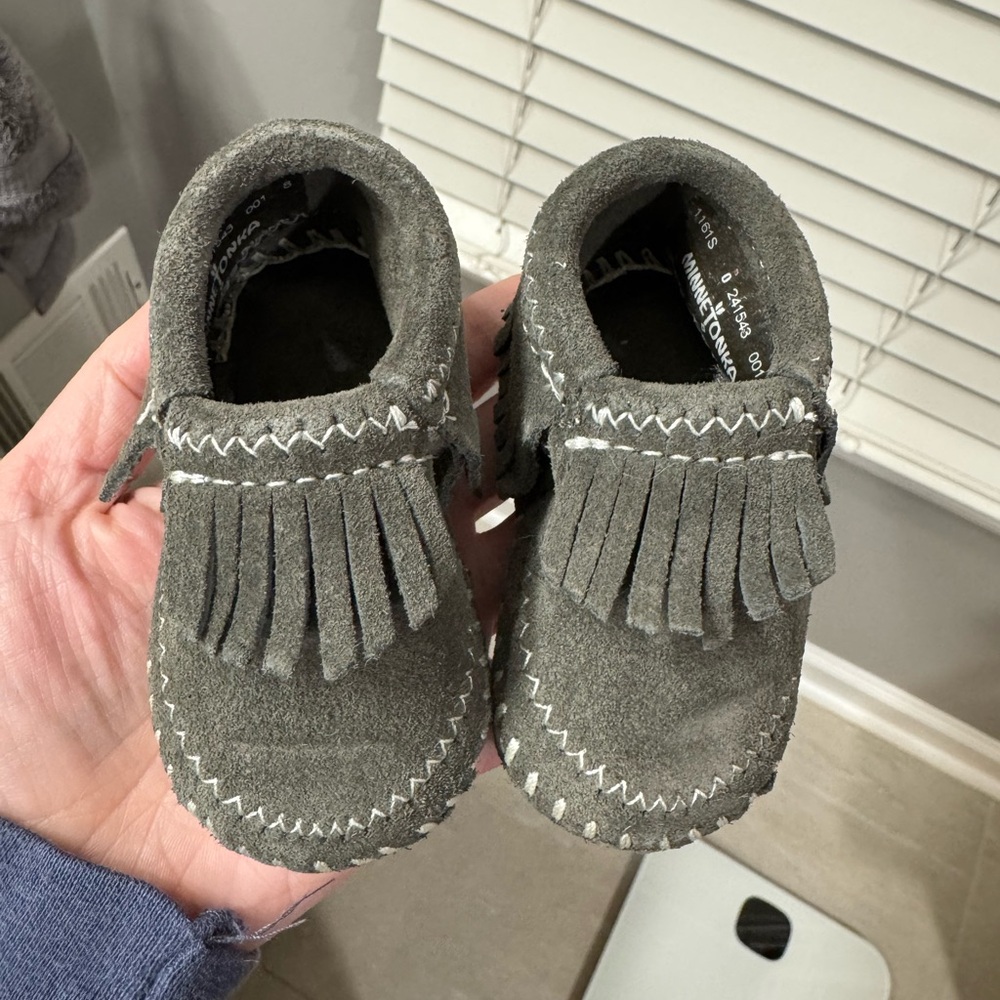 🩶🆕Minnetonka Gray Suede Moccasin, Size 0🩶